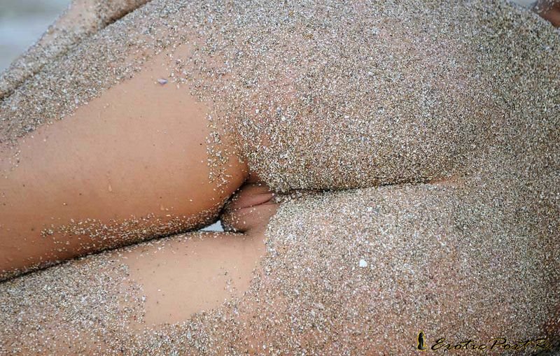 Насыпала в вагину песок